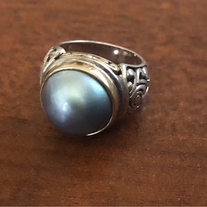 Elegant Women’s size 6 3/4 Silver with Blue Pearl Ring 💍